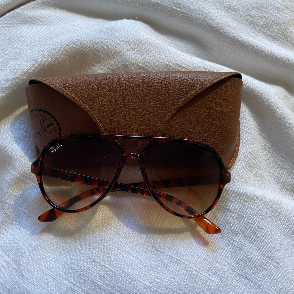 Tortoiseshell aviator Ray-Ban‘s